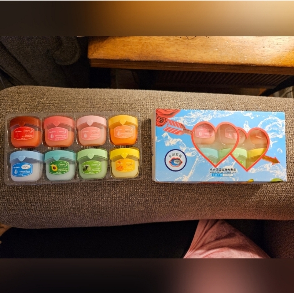 8 Pcs Moisturizing Lip palm Set - Picture 3 of 3